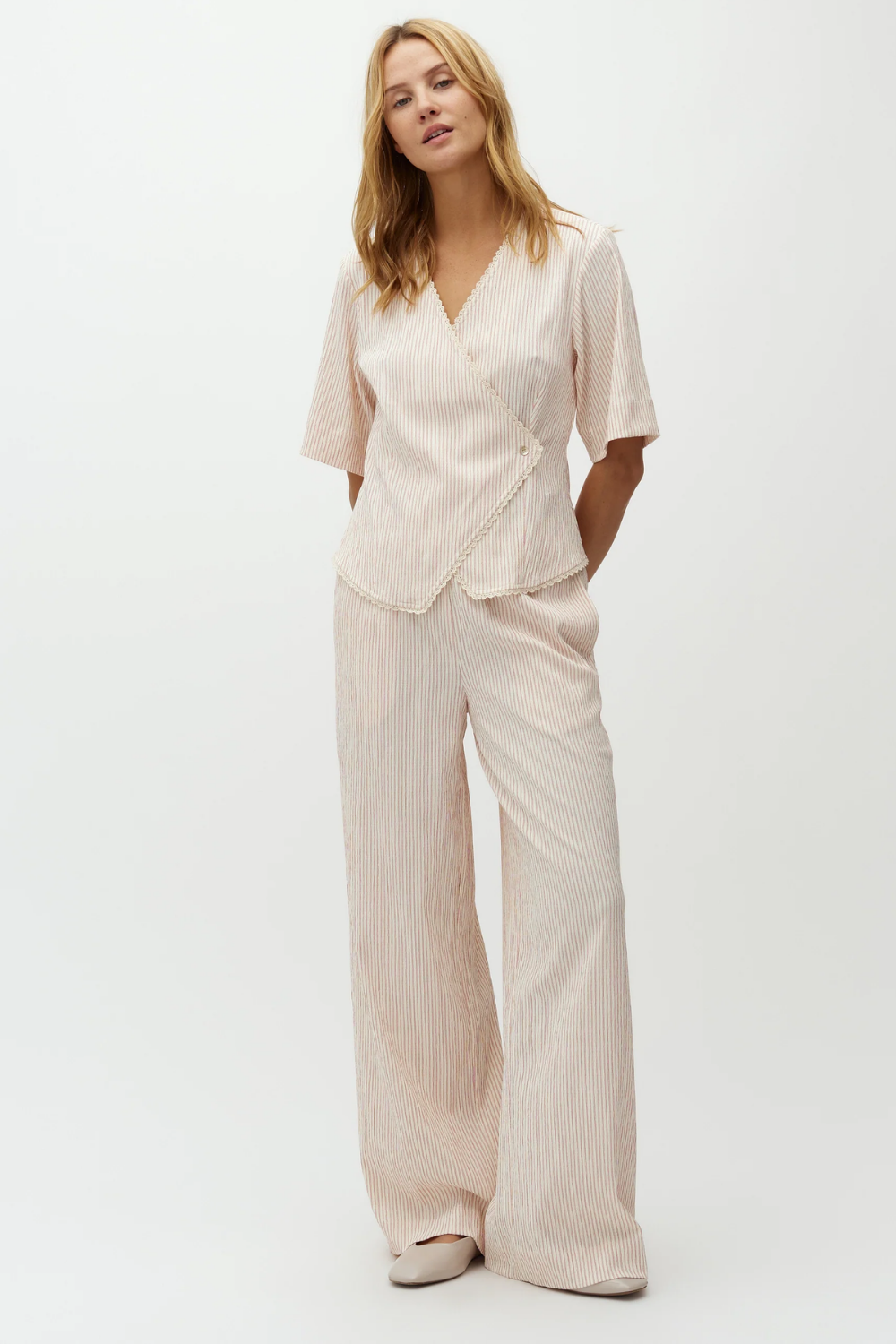 Leonella-M Pant